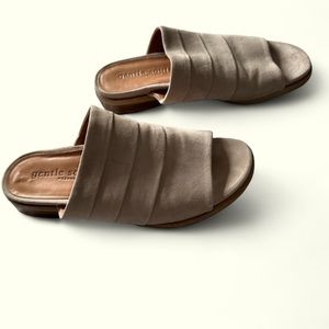 Gentle Souls by Kenneth Cole Gayle Suede Slip On Sandals Size 8.5